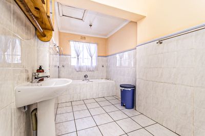 1 Thrush Street — Bathroom