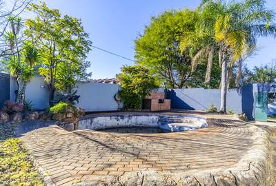 1 Thrush Street — Swimming pool