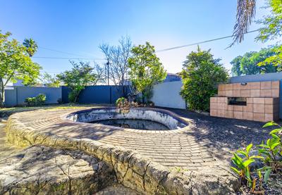 1 Thrush Street — Swimming pool