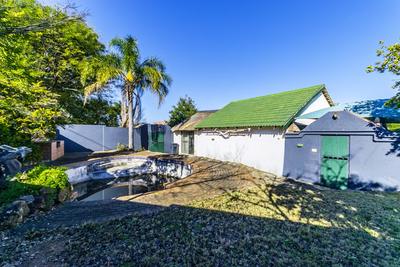 1 Thrush Street — Swimming pool