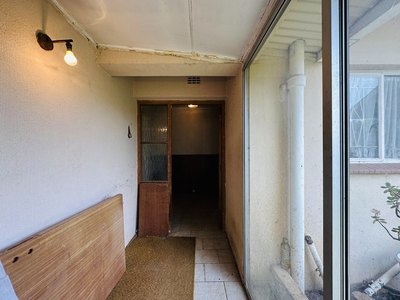 118 Buiten Street — covered side passage