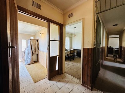 118 Buiten Street — tiled entrance hall