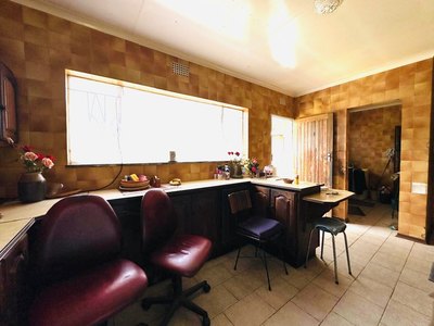 118 Buiten Street — kitchen with breakfast nook