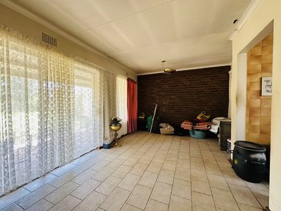 118 Buiten Street — family living area