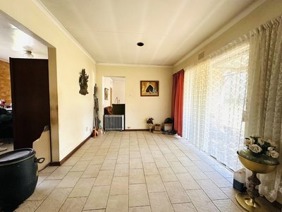 118 Buiten Street — family living area