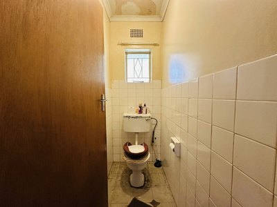 118 Buiten Street — separate toilet