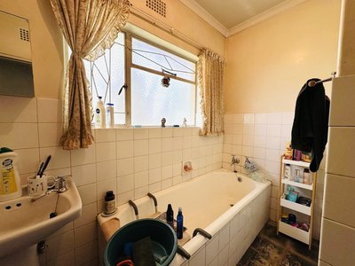 118 Buiten Street — second bathroom with bath and basin