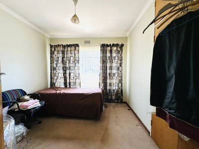 118 Buiten Street — bedroom with built-in cupboards