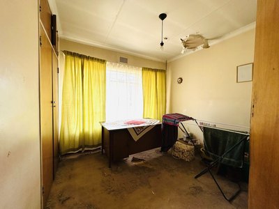 118 Buiten Street — bedroom or study