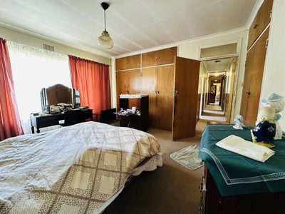 118 Buiten Street — main bedroom