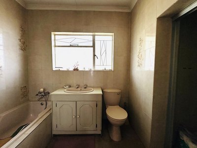 118 Buiten Street — main en-suite bathroom