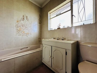 118 Buiten Street — main en-suite bath and basin