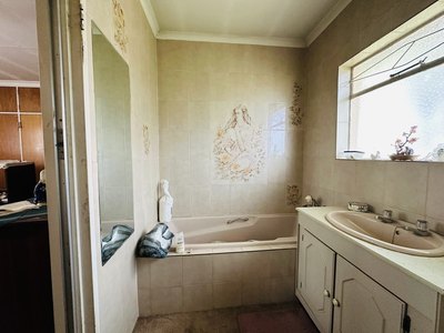 118 Buiten Street — main en-suite shower