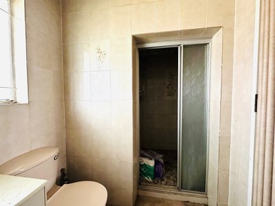 118 Buiten Street — main en-suite toilet