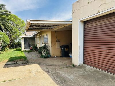 118 Buiten Street — single garage and driveway