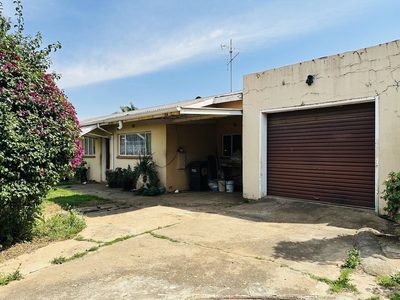 118 Buiten Street — single garage with roll-up door