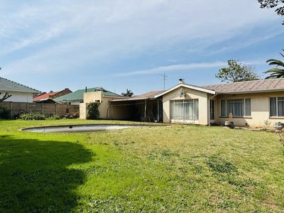 118 Buiten Street — garden and pool