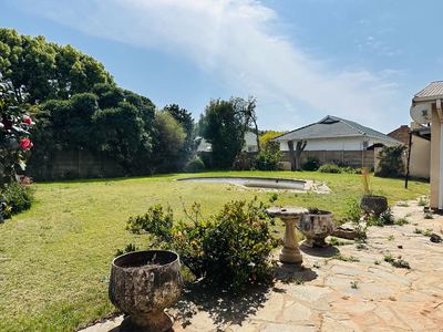 118 Buiten Street — established garden