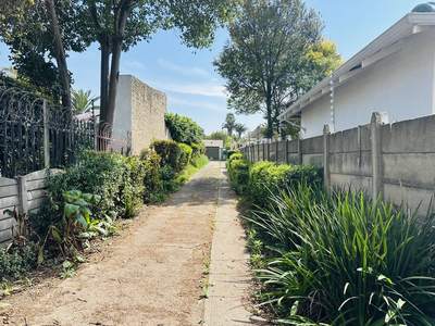 118 Buiten Street — panhandle driveway entrance