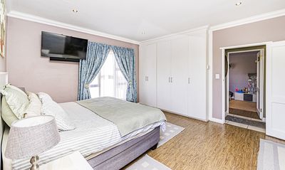 12 Theoschea Estate &mdash; main bedroom and en-suite