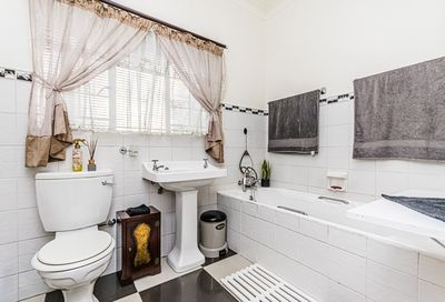 16 Olympus Street — Main en-suite bathroom