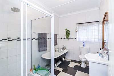 16 Olympus Street — Family bathroom