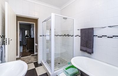 16 Olympus Street — Family bathroom