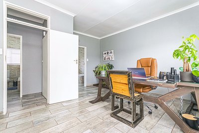 39 Diamant Street &mdash; main bedroom