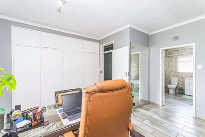 39 Diamant Street &mdash; main bedroom