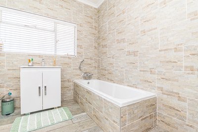 39 Diamant Street &mdash; main en-suite bathroom