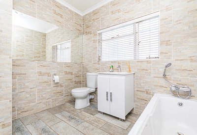 39 Diamant Street &mdash; main en-suite bathroom