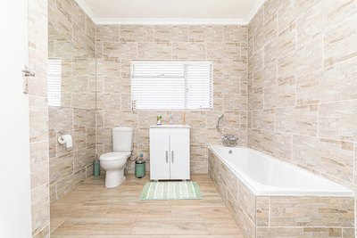 39 Diamant Street &mdash; main en-suite bathroom